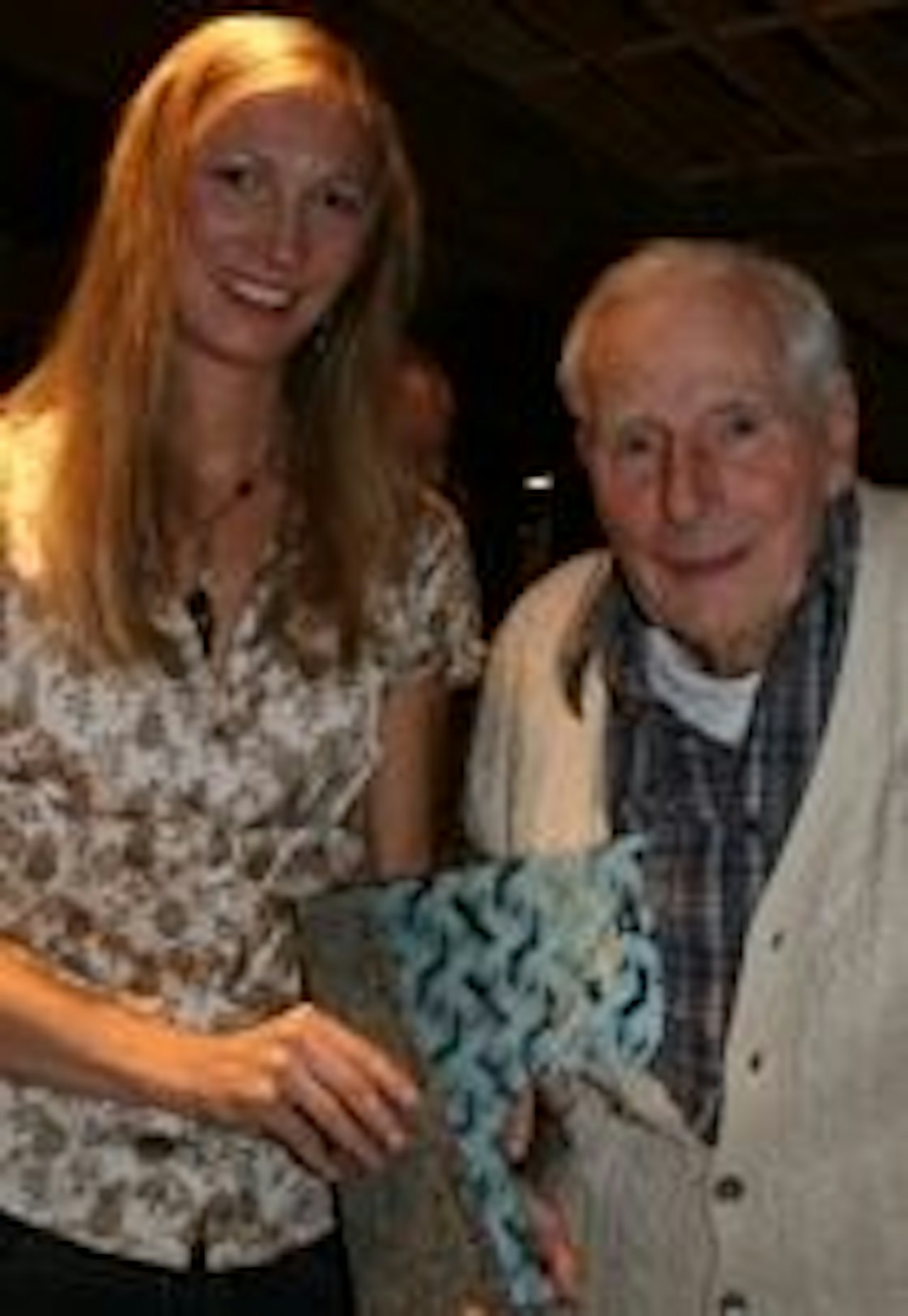 Arne Næss og kunstneren Rine Hansen med prisen. Arne Næss og kunstneren Rine Hansen med prisen.