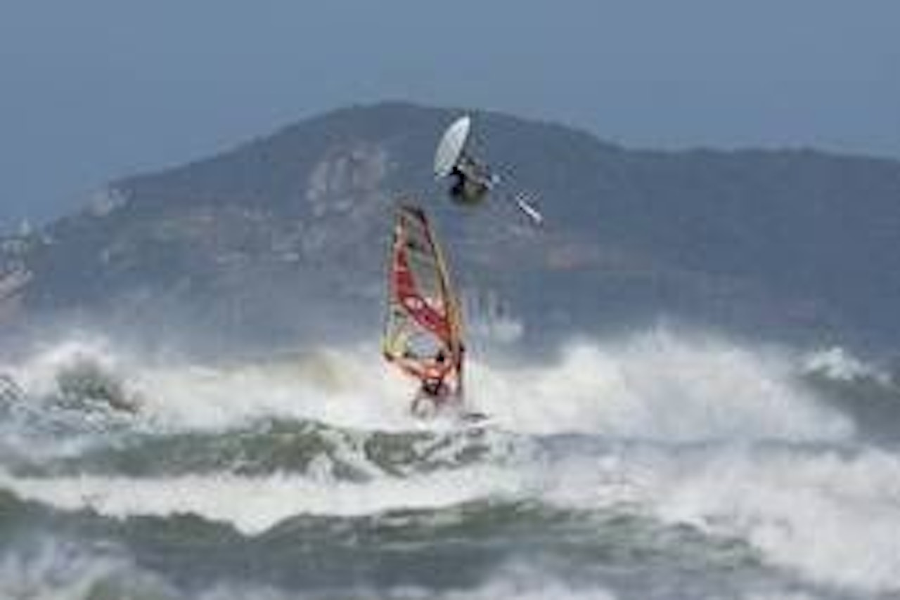 Luftens baron, Vidar Jensen, snapper luft mellom bølgene i Brazil. Foto: PWA, John Carter Luftens baron, Vidar Jensen, snapper luft mellom bølgene i Brazil. Foto: PWA, John Carter