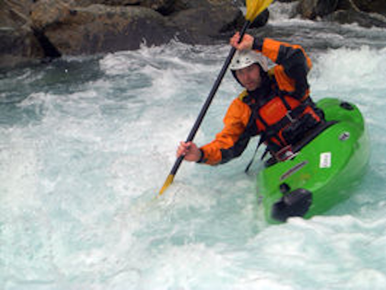 LÆREREN: Arild Tvilde i aksjon i hvitt vann. LÆREREN: Arild Tvilde i aksjon i hvitt vann.