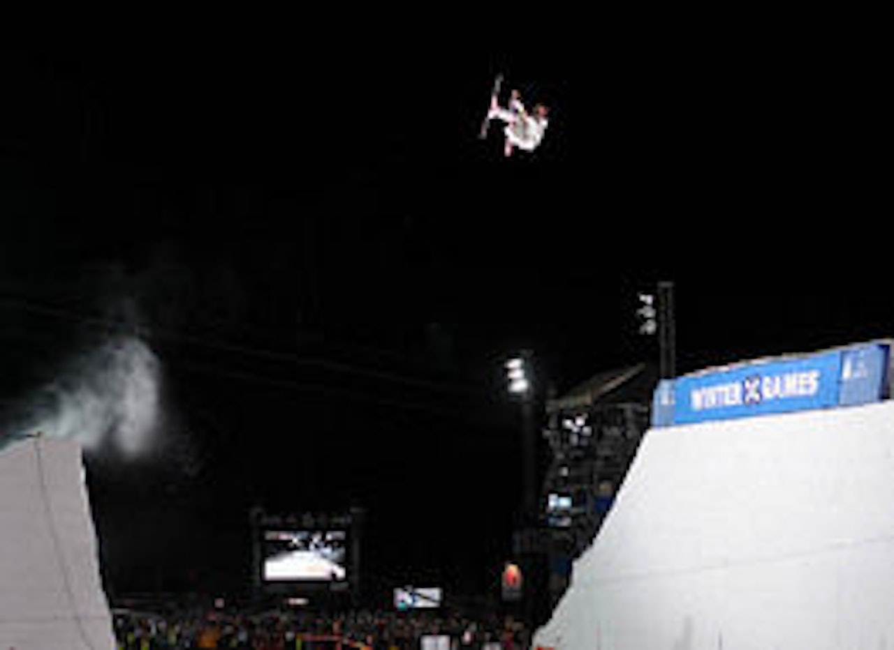 SNØMANNEN: Jon Olsson kenguru-hoppet foran konkurrentene i Aspen. Foto: Alex O`Brien SNØMANNEN: Jon Olsson kenguru-hoppet foran konkurrentene i Aspen. Foto: Alex O`Brien