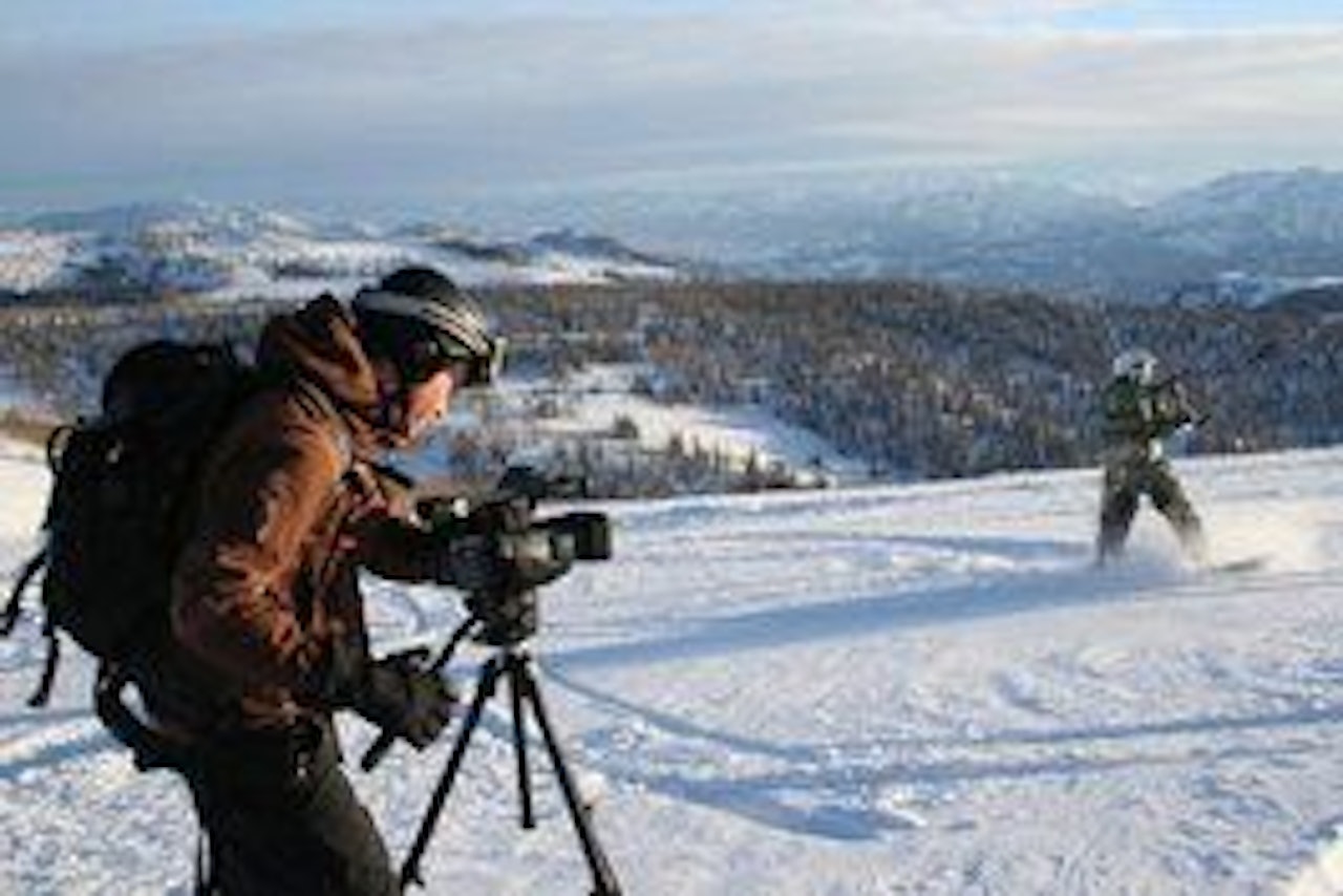 Her er det svenske Claes Lundin som blir filmet. Foto: Snowkitefilm.com Her er det svenske Claes Lundin som blir filmet. Foto: Snowkitefilm.com