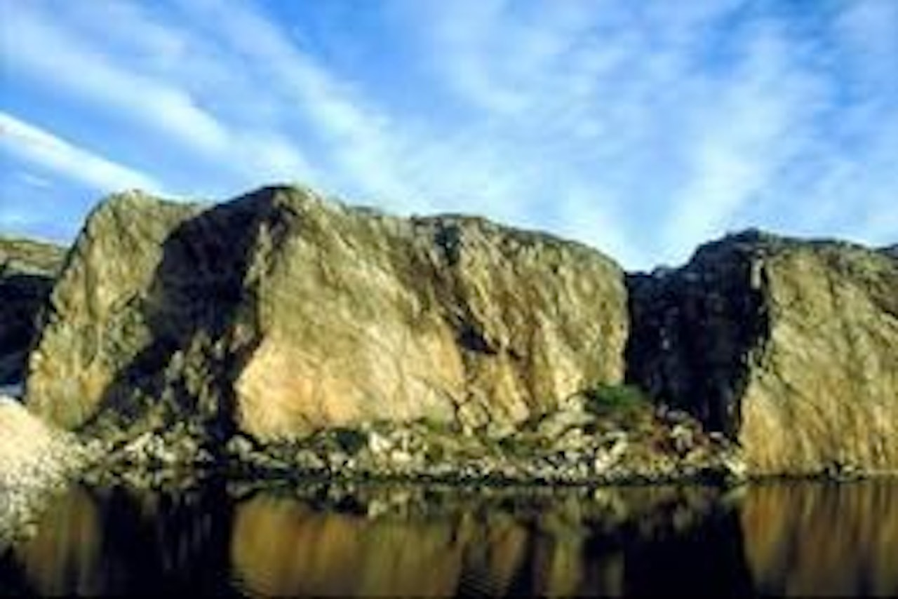 Syltøyveggen ligger like ved vannkanten. Bilde: Gisle Andersen/Bergen Klatreklubb Syltøyveggen ligger like ved vannkanten. Bilde: Gisle Andersen/Bergen Klatreklubb