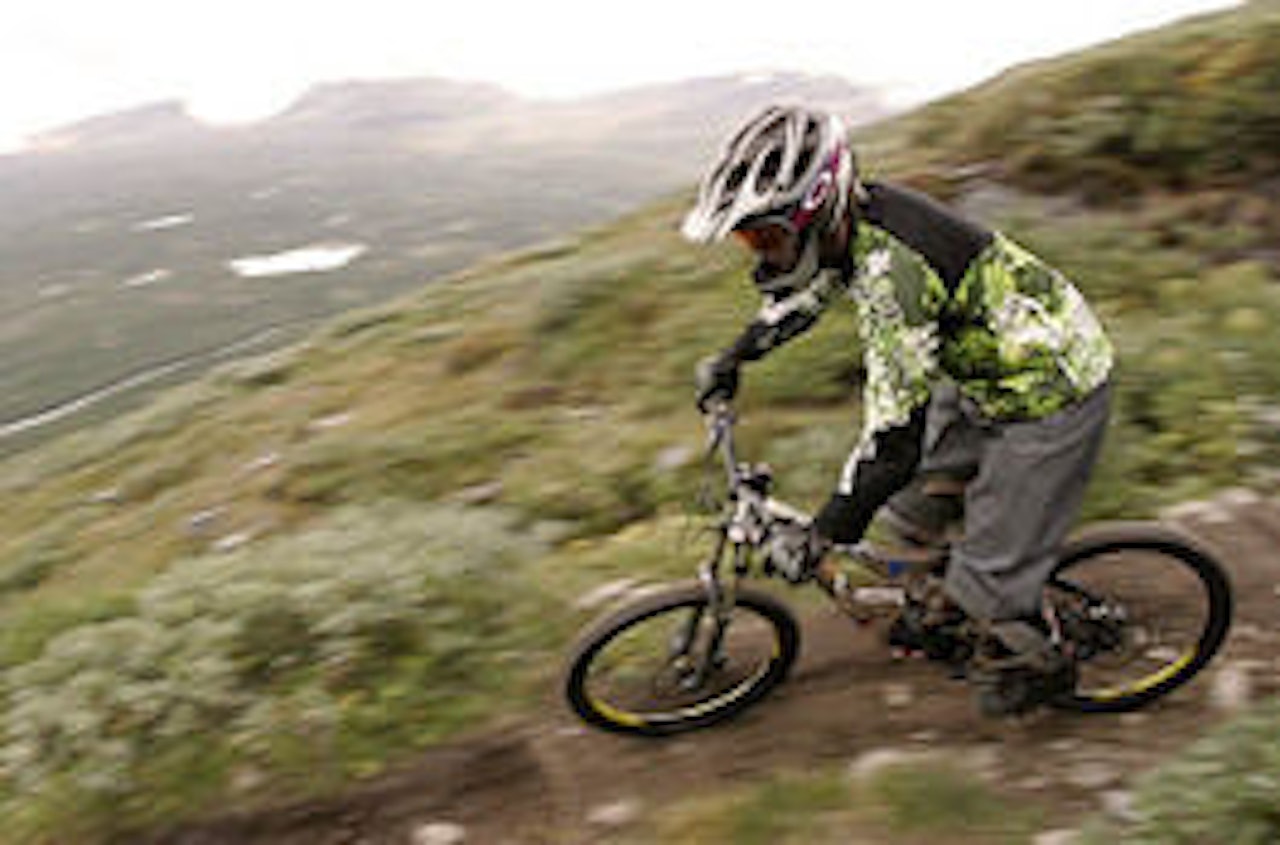 Urban Lilja i aksjon ned de svenske bergene. Foto: Jonas Abrahamsson Urban Lilja i aksjon ned de svenske bergene. Foto: Jonas Abrahamsson