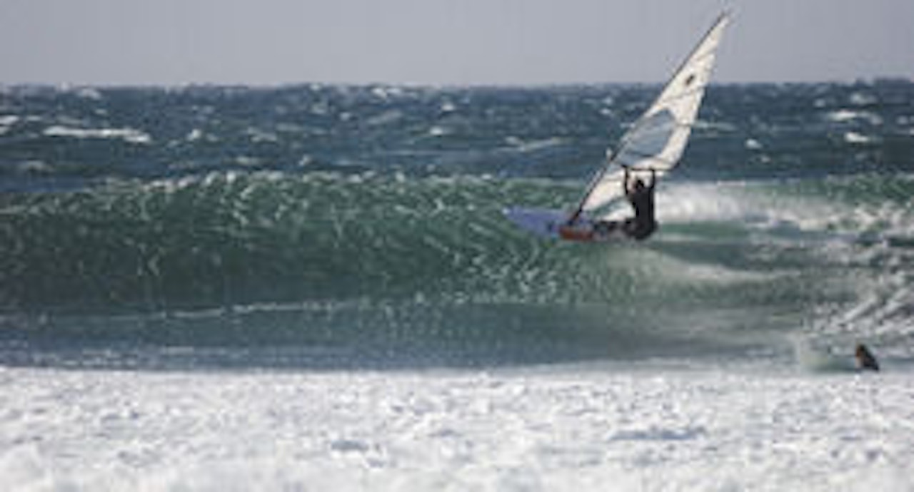 Terje Tuft setter alle kluter til i de forblåste bølgene på Lista. Foto. Chr. Nerdrum Terje Tuft setter alle kluter til i de forblåste bølgene på Lista. Foto. Chr. Nerdrum