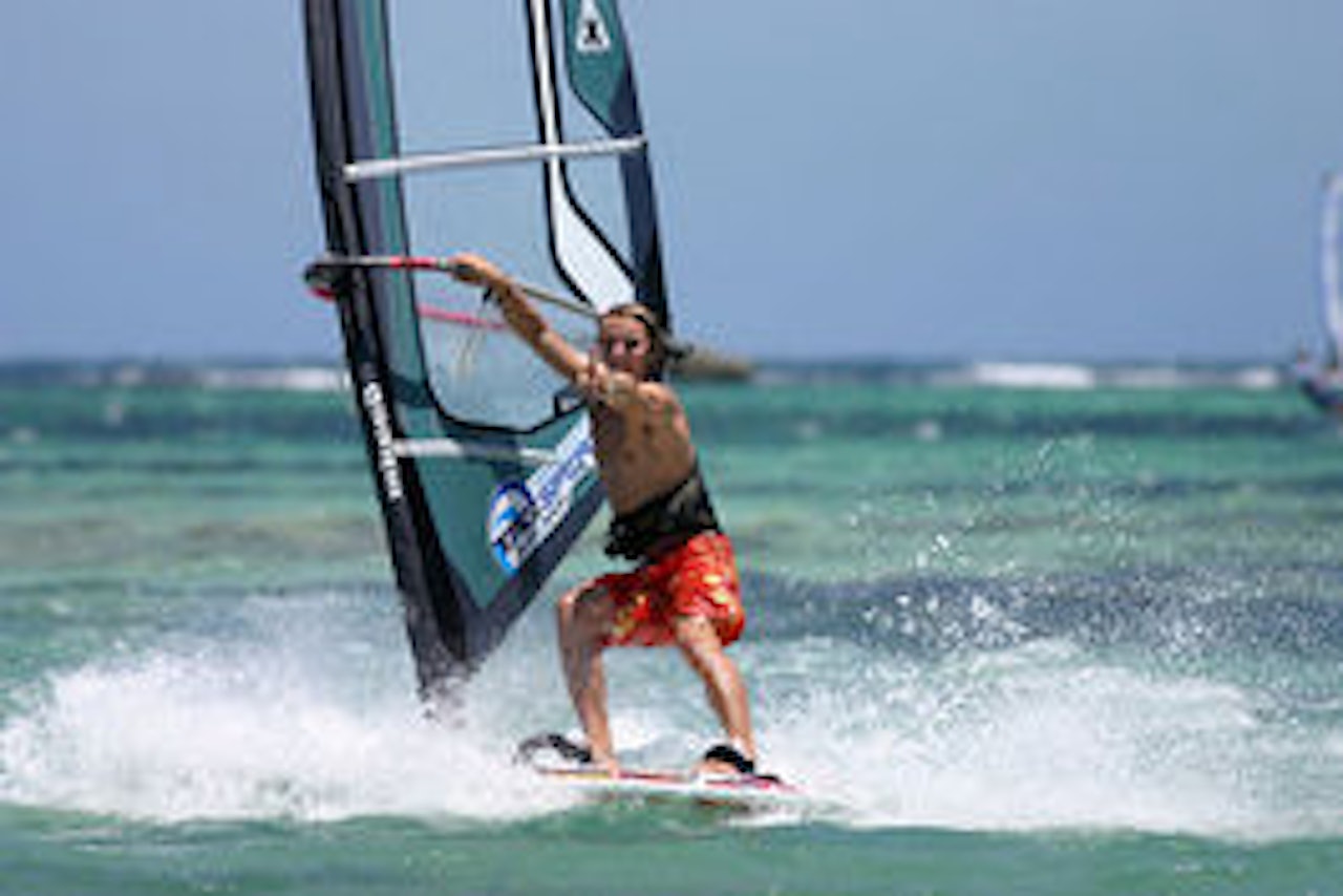 FREESTYLE: Vegard satser mest på wave, men setter gjerne en spock one hand. Foto: Pedro Fronseka FREESTYLE: Vegard satser mest på wave, men setter gjerne en spock one hand. Foto: Pedro Fronseka