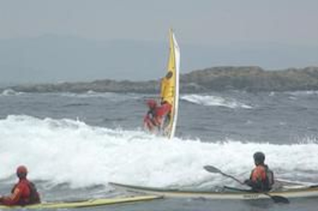 Loop med havkajakk. Fredrick Havre med dagens karstykke. Loop med havkajakk. Fredrick Havre med dagens karstykke.