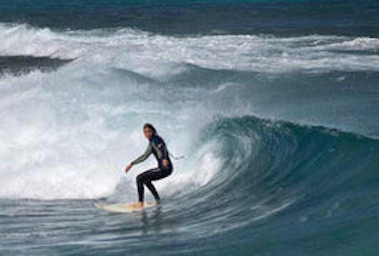 LÆRER BORT: Instruktør Inger Elin Knapskog tester portugisiske bølger. LÆRER BORT: Instruktør Inger Elin Knapskog tester portugisiske bølger.