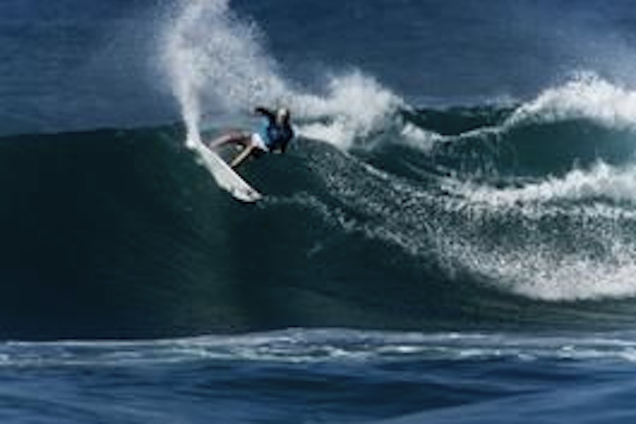 Stephanie Gilmore i en god full turn frontside cutback. Foto: Sune Eriksen Stephanie Gilmore i en god full turn frontside cutback. Foto: Sune Eriksen