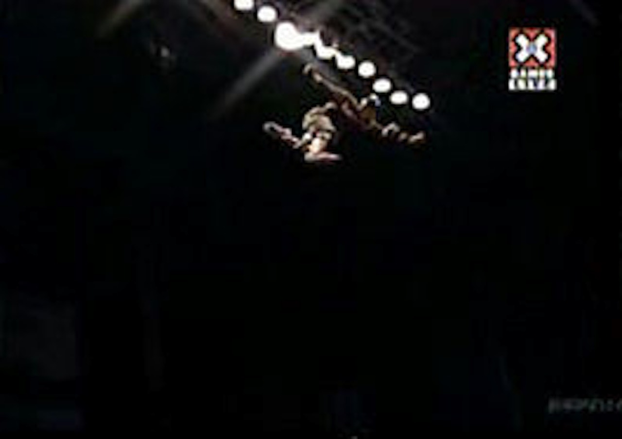 Jake Brown faller 15 meter under big air skateboarding i X-Games. Jake Brown faller 15 meter under big air skateboarding i X-Games.