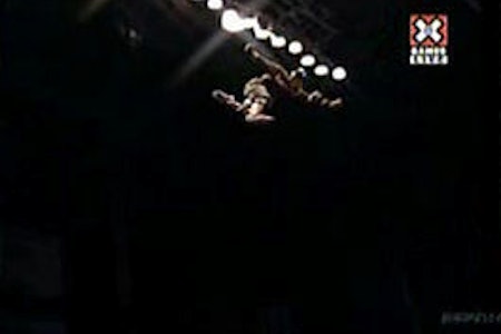 Jake Brown faller 15 meter under big air skateboarding i X-Games.