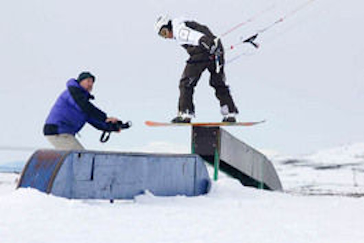 Med bakgrunn fra snowboarding, vet Petter Johansen også å takle en rail. Foto: nordicsurfers.com Med bakgrunn fra snowboarding, vet Petter Johansen også å takle en rail. Foto: nordicsurfers.com