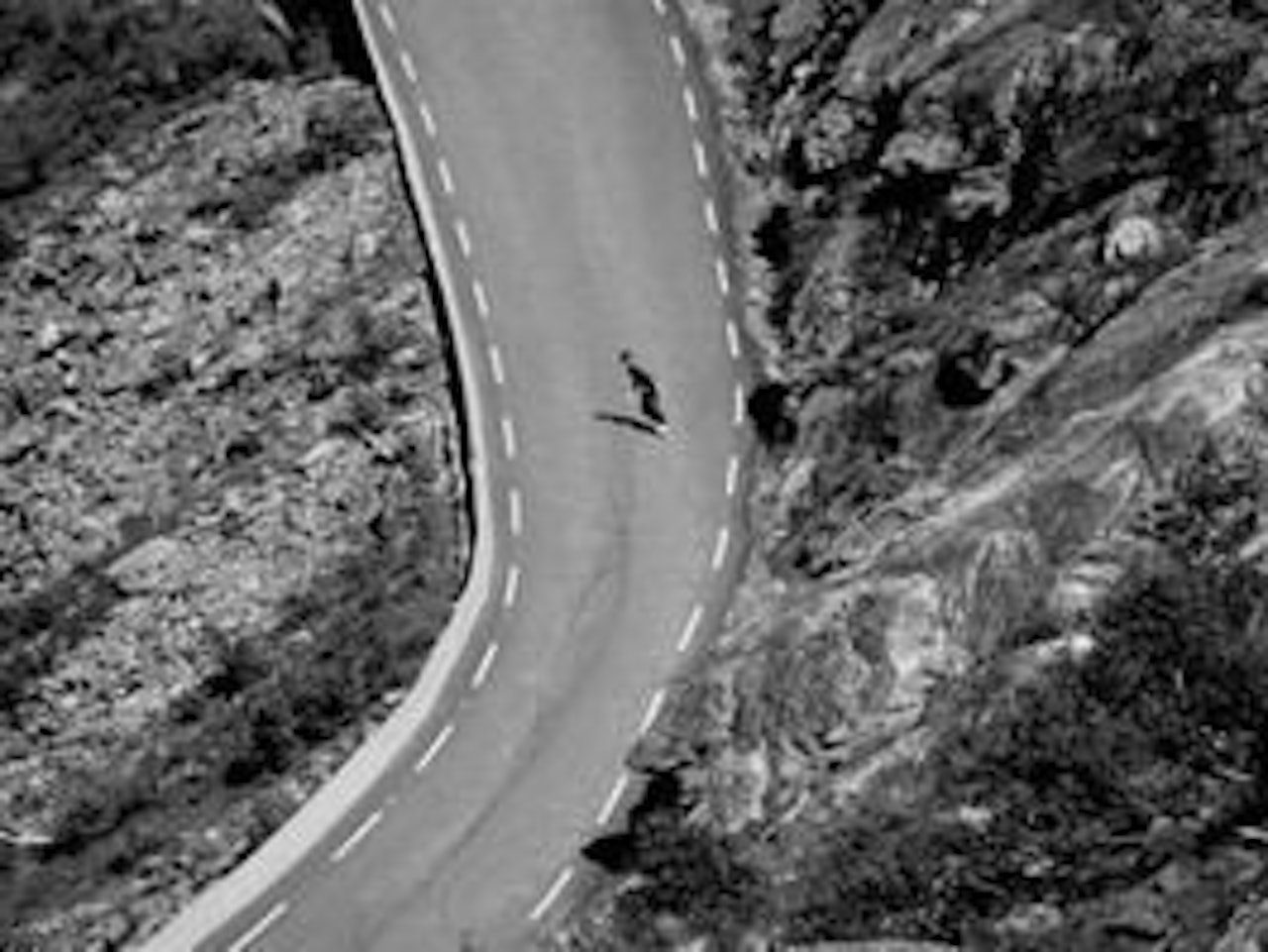 Stian Ona tar sjansen på høyre fil ned Trollstigen Stian Ona tar sjansen på høyre fil ned Trollstigen