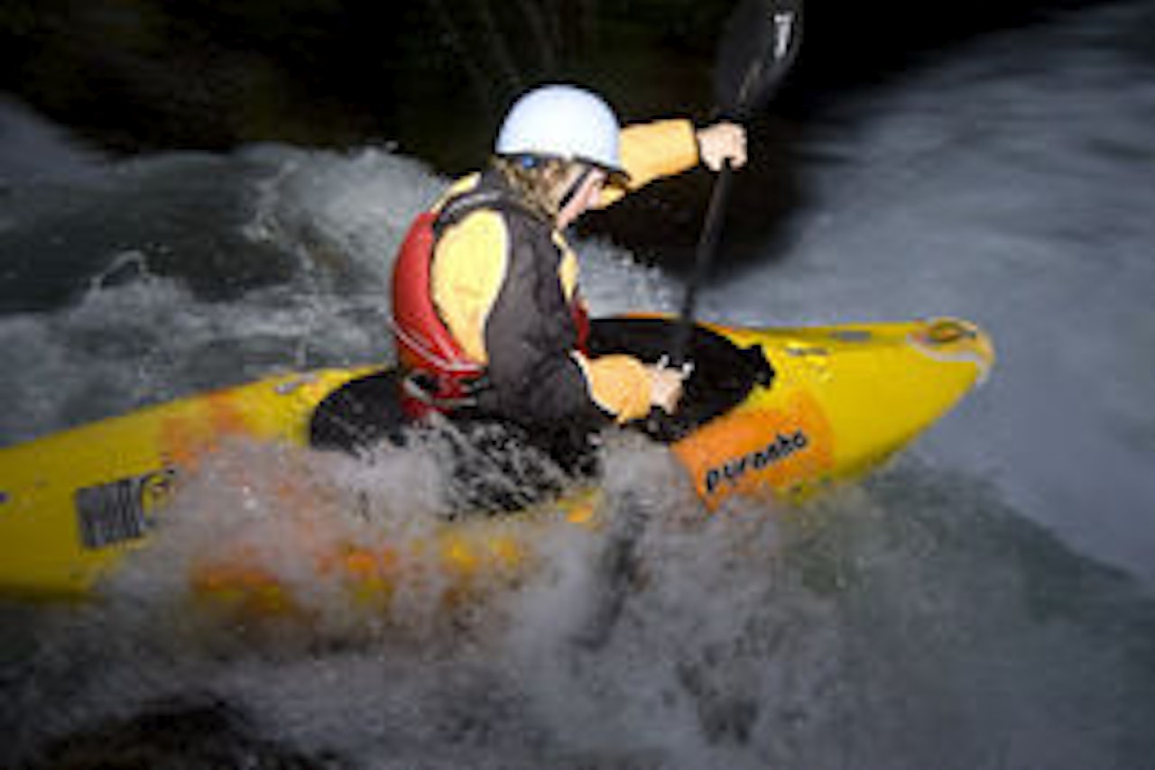 Silje Skorve setter utfor Moneydrop i Strandaelva. Foto: Benjamin Hjort Silje Skorve setter utfor Moneydrop i Strandaelva. Foto: Benjamin Hjort