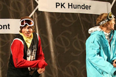 SEIERHERRE: PK Hunder fikk sprute Champagne på Jakob Wester (til høyre). SEIERHERRE: PK Hunder fikk sprute Champagne på Jakob Wester (til høyre).