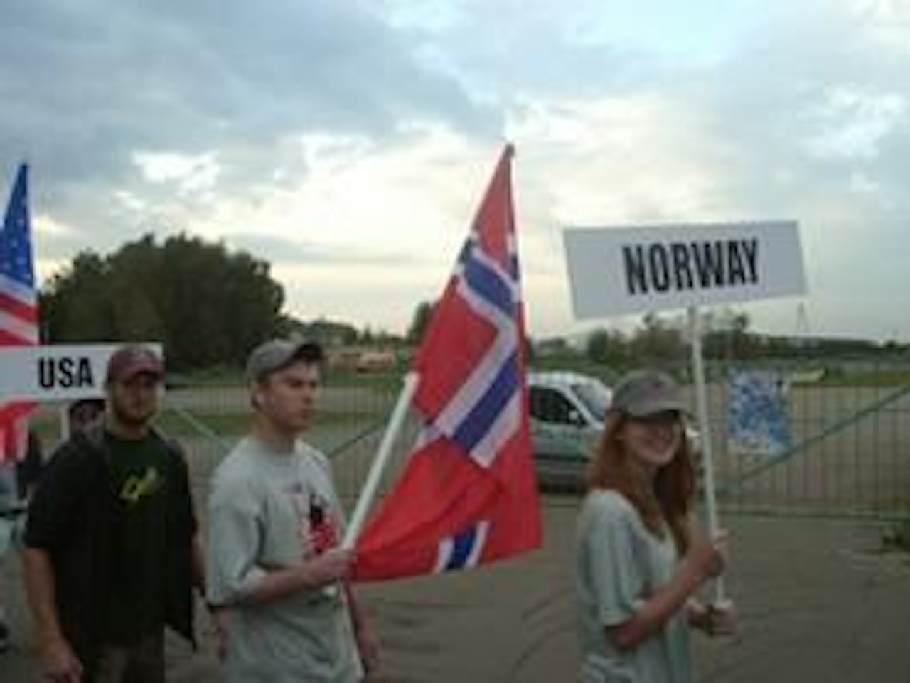 Flaggparade: Jon Aabøe med flagg og Egil Furre masjerende bak. Flaggparade: Jon Aabøe med flagg og Egil Furre masjerende bak.