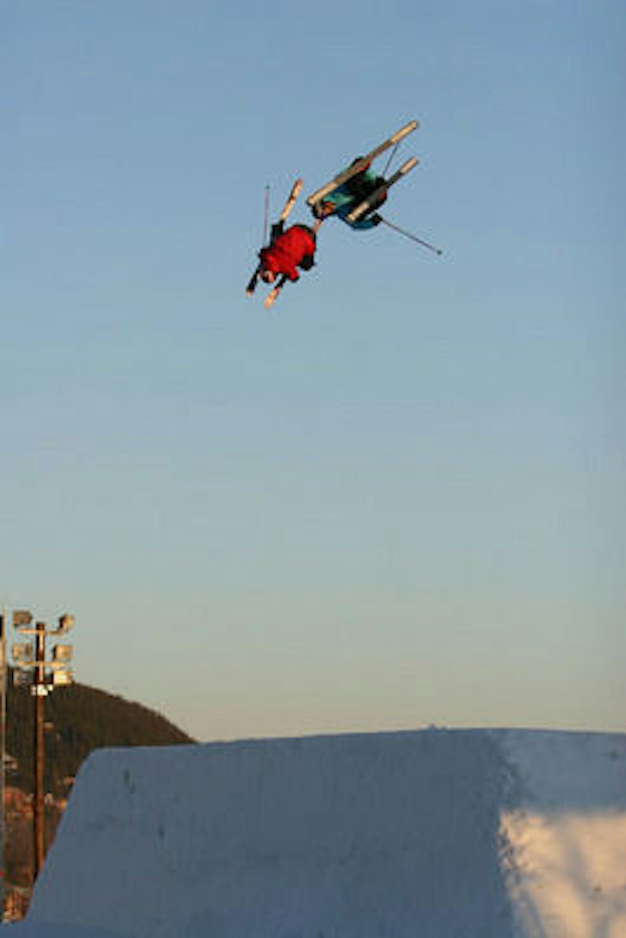 DOBBEL DOBBELFLIPP: Jon Olsson (i rød jakke) og Jakob Wester setter switch dobbelrodeo samtidig. DOBBEL DOBBELFLIPP: Jon Olsson (i rød jakke) og Jakob Wester setter switch dobbelrodeo samtidig.