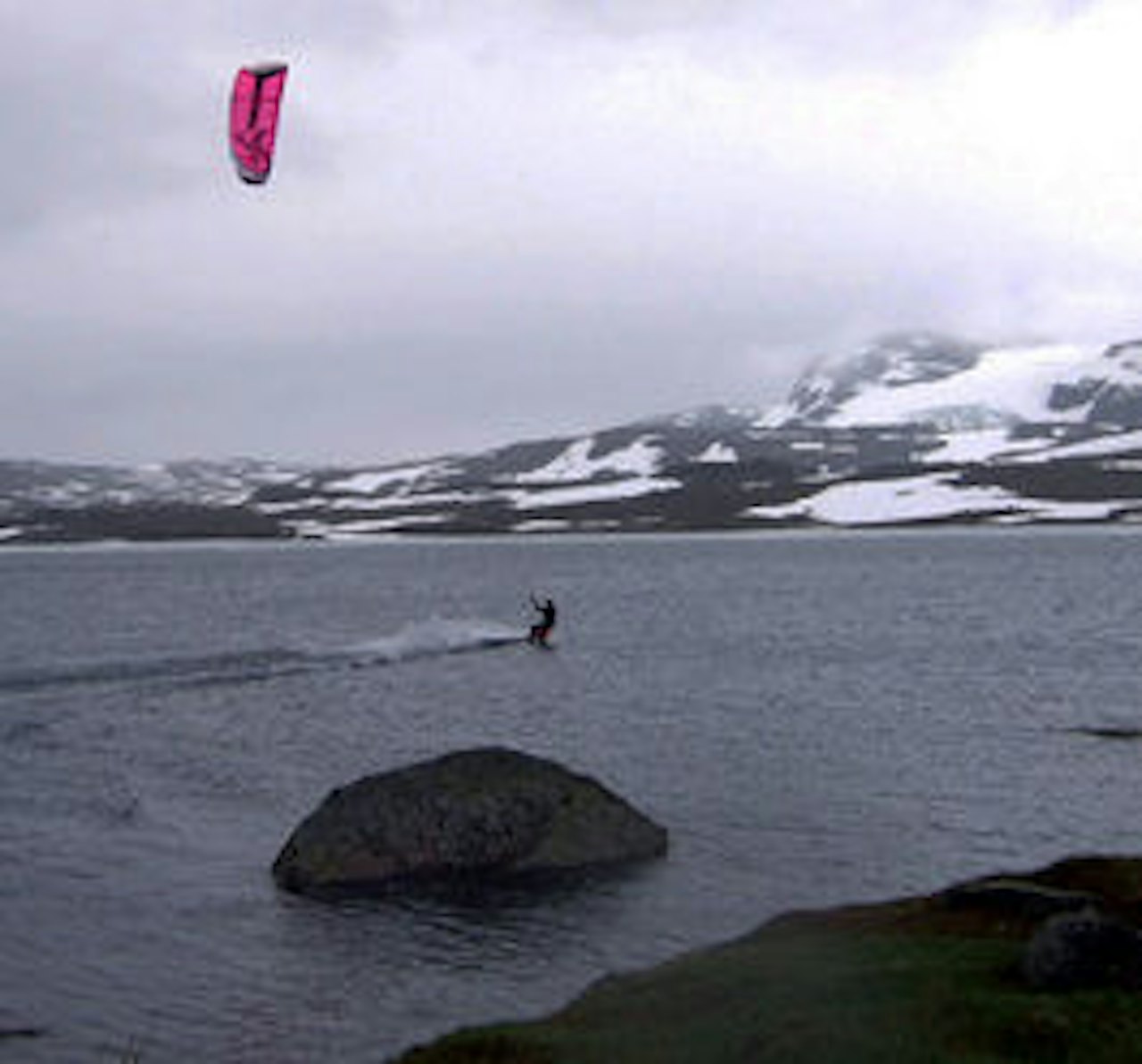 Ståle Sundfjord nyter flotte kiteforhold. Foto: Gustav Norman Ståle Sundfjord nyter flotte kiteforhold. Foto: Gustav Norman