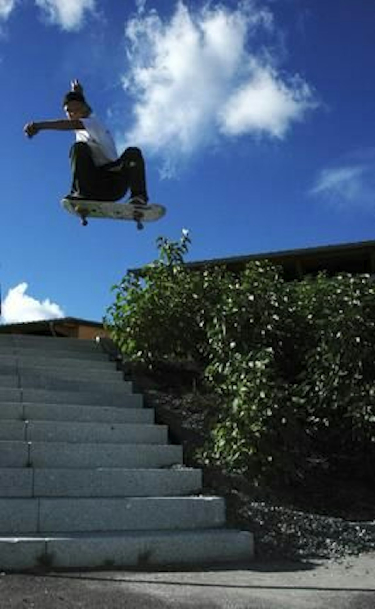 Høyest: Tom Erik Ryen tar fjorten trinn luft på Løkenåsen skole Høyest: Tom Erik Ryen tar fjorten trinn luft på Løkenåsen skole