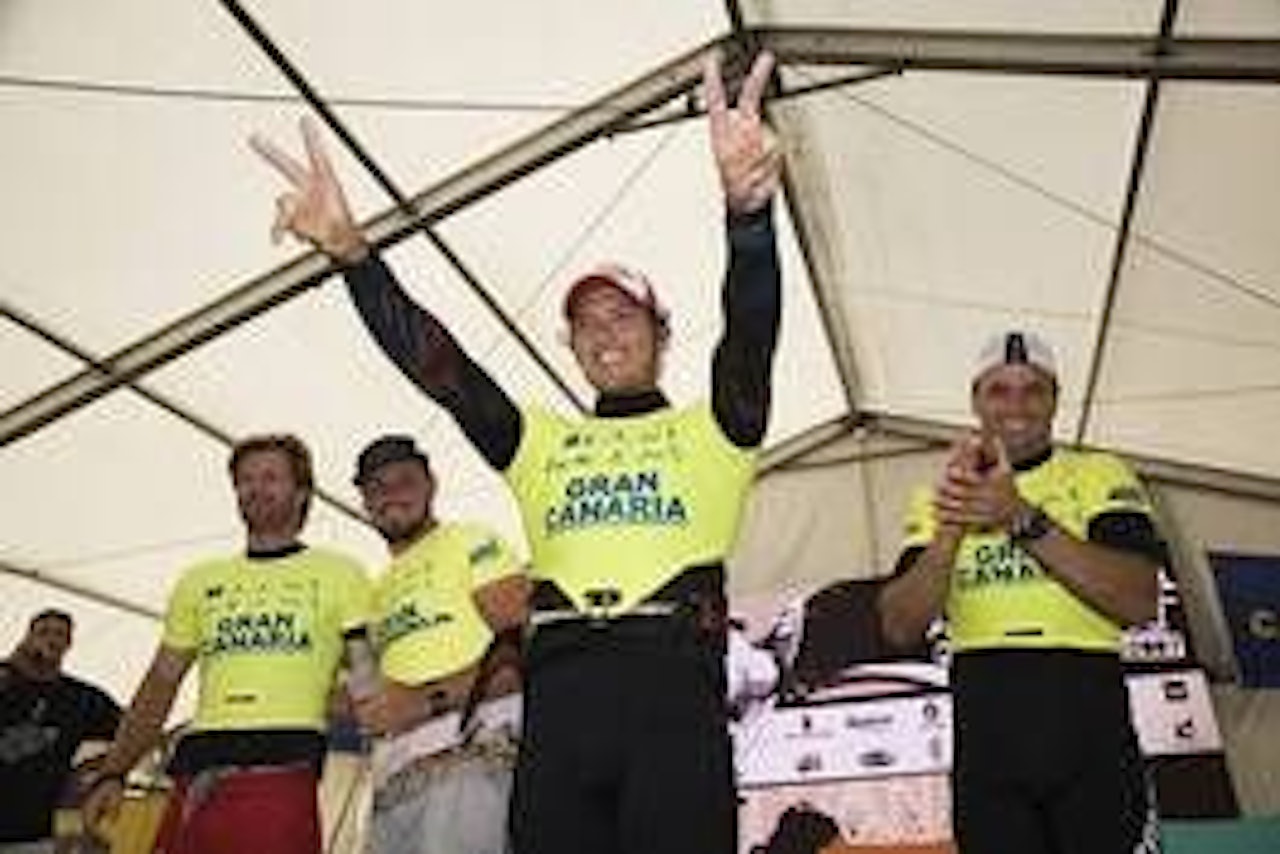 Victor Fernandes vinner fortjent årets wave på Pozo. Foto JC, PWA Victor Fernandes vinner fortjent årets wave på Pozo. Foto JC, PWA