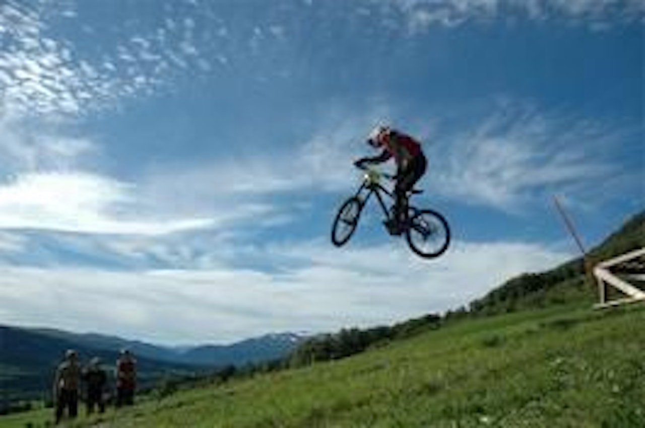 Espen Johnsen på sistehoppet nederst i Hovden i finalen søndag. Espen Johnsen på sistehoppet nederst i Hovden i finalen søndag.