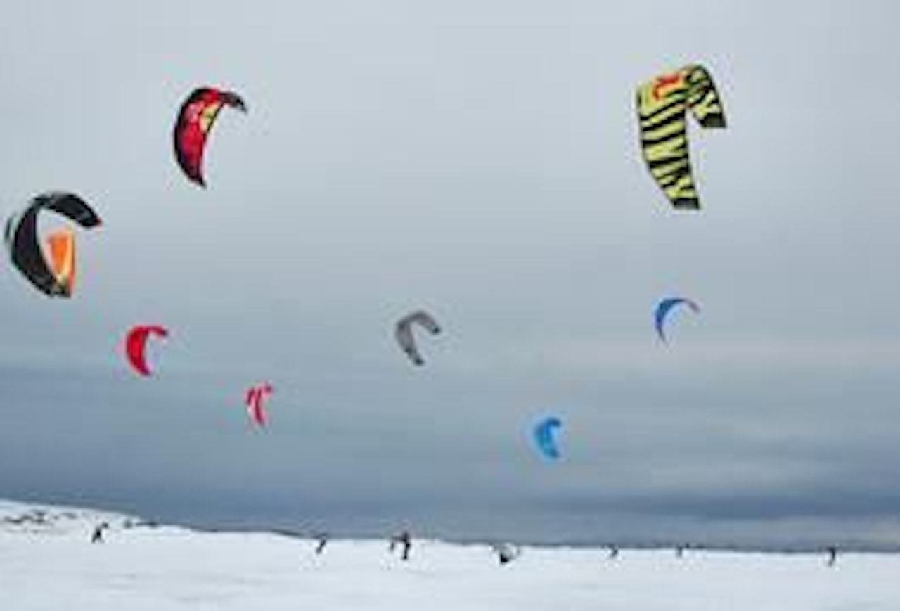 ARKTISK: Varangerhalvøya er skapt for kite. Foto: Varanger Kite Klubb ARKTISK: Varangerhalvøya er skapt for kite. Foto: Varanger Kite Klubb