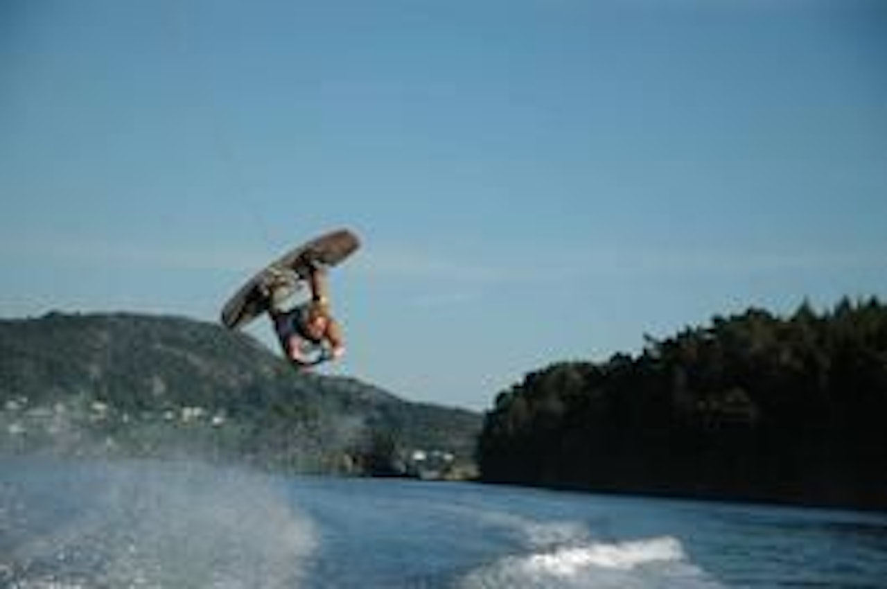 I SVEVET: Kjell Magne Hjønnevåg fra Bergen Wakeboard Klubb I SVEVET: Kjell Magne Hjønnevåg fra Bergen Wakeboard Klubb