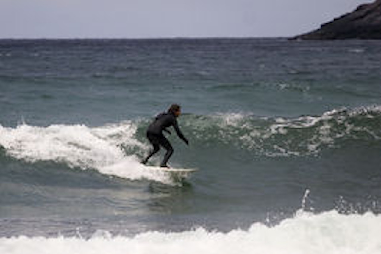 Ronny Olsen er ute og godkjenner forholdene før det braker løs på Unstad. Ronny Olsen er ute og godkjenner forholdene før det braker løs på Unstad.