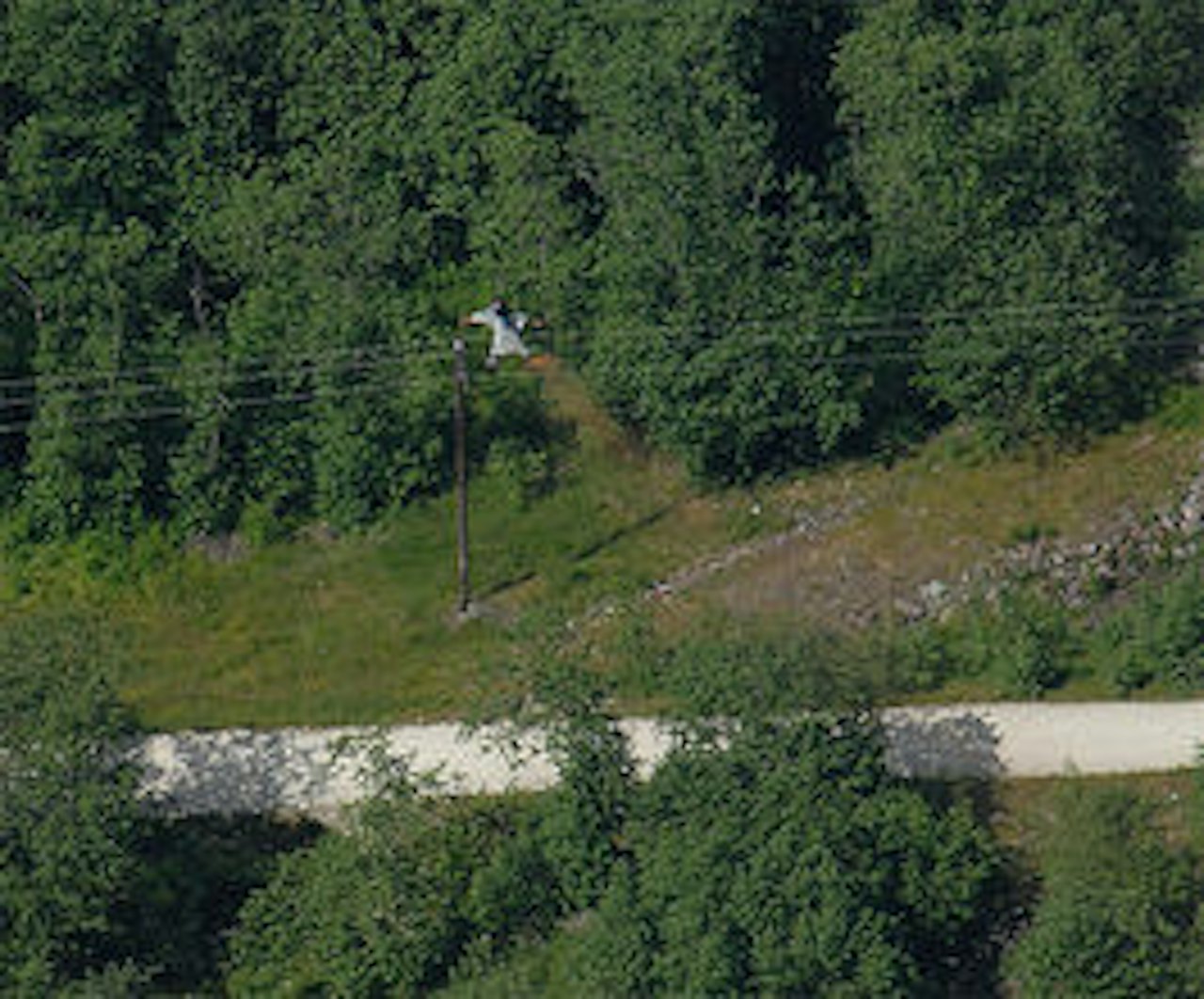 Det ser nesten ut som skjermåpningen skjer rett over telefonstolpene i Gudvangen. Det ser nesten ut som skjermåpningen skjer rett over telefonstolpene i Gudvangen.