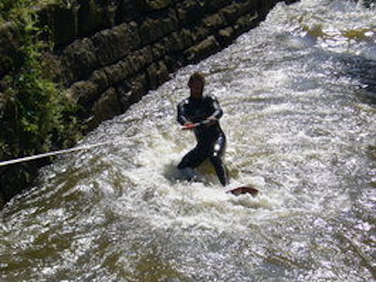 Gunnar Holmen koser seg i Akerselva. Gunnar Holmen koser seg i Akerselva.