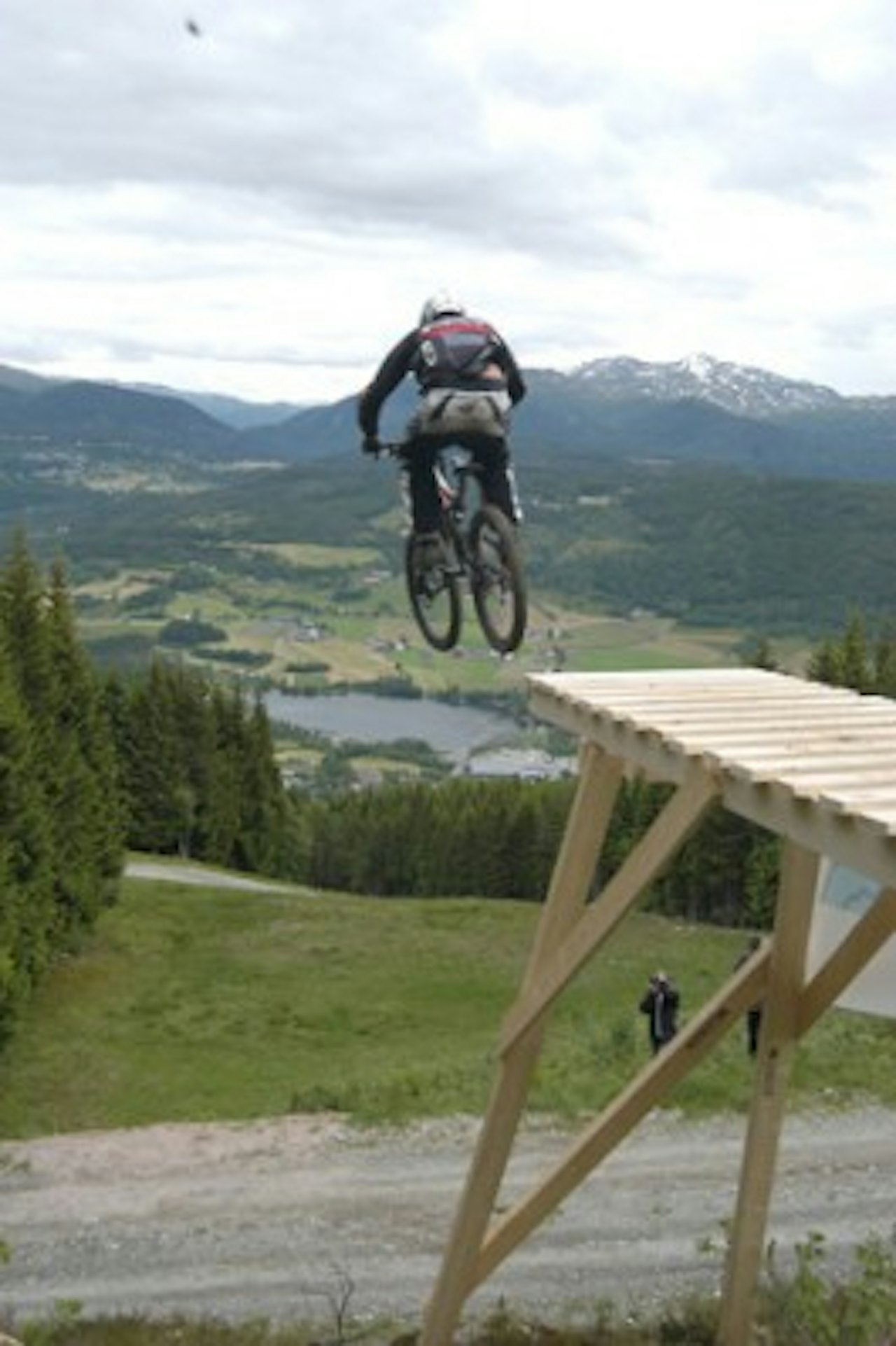 Trond Hansen i støtet. Bilde: Erlend Sande Trond Hansen i støtet. Bilde: Erlend Sande