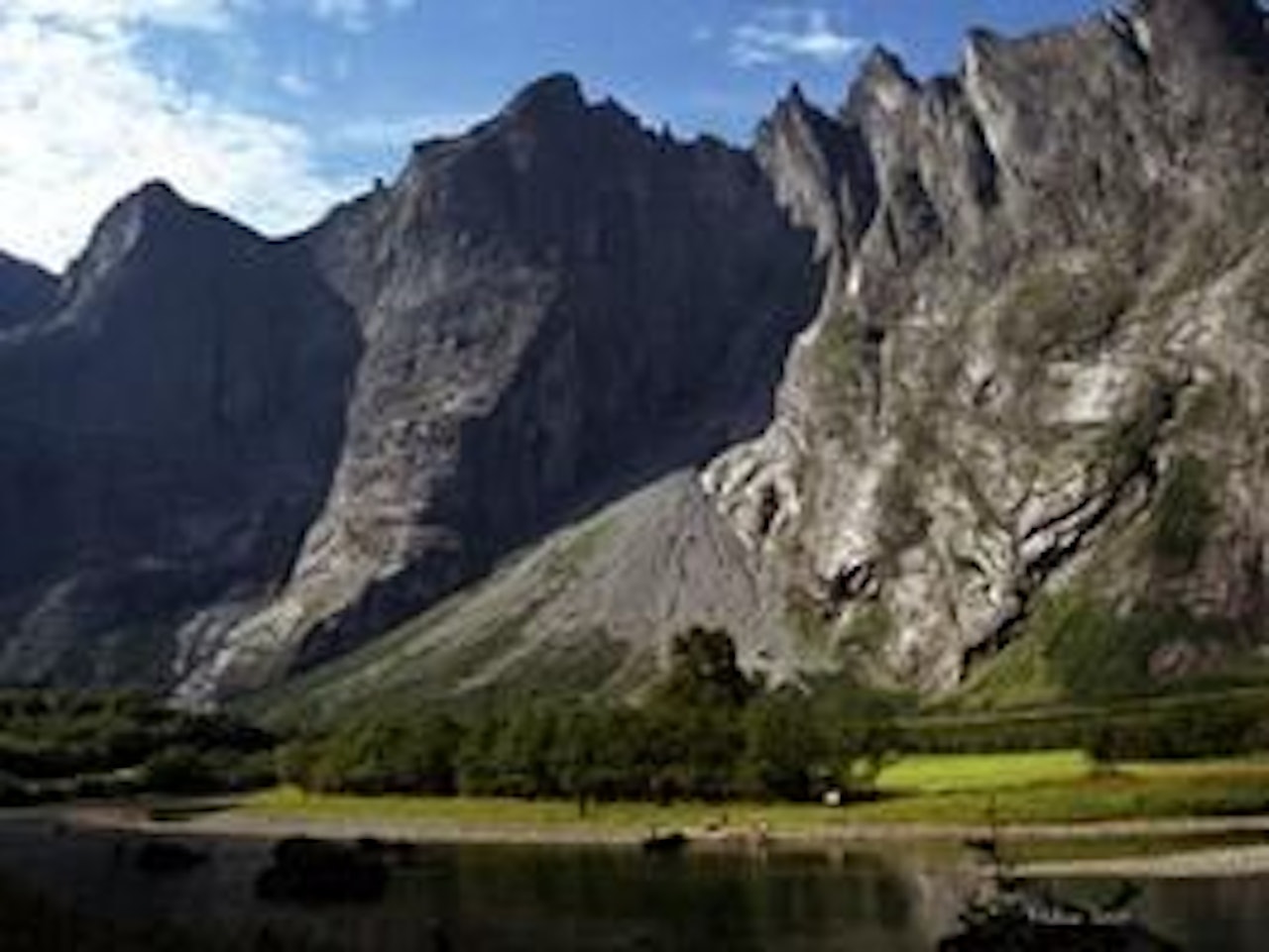 Trollveggen ligger skyggevendt ved elven Rauma og er landets mest myteomspunnede storvegg. Trollveggen ligger skyggevendt ved elven Rauma og er landets mest myteomspunnede storvegg.