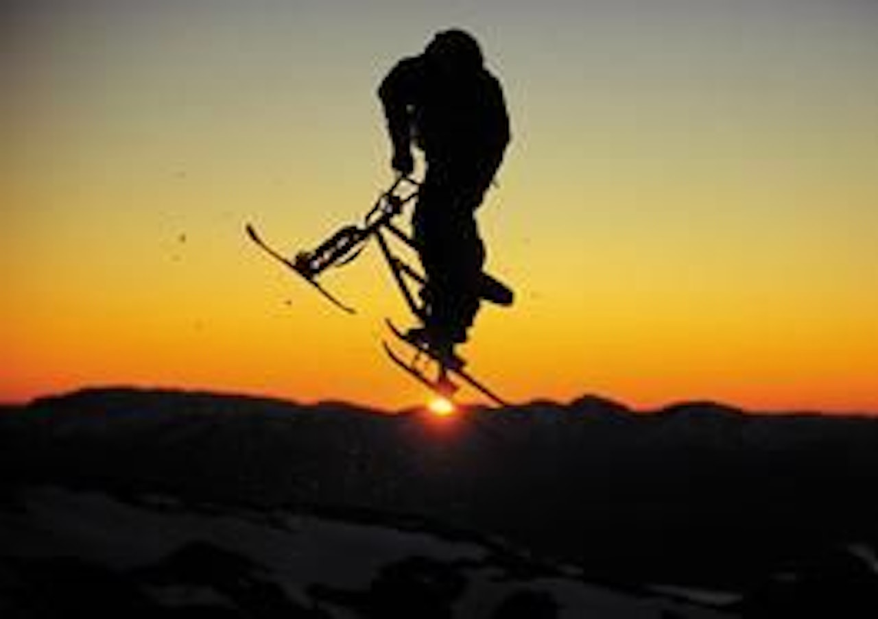 ESTETISK: Sykkelesset Trond G. Hansen svever over Folgefonna Foto: Endre Løvaas ESTETISK: Sykkelesset Trond G. Hansen svever over Folgefonna Foto: Endre Løvaas