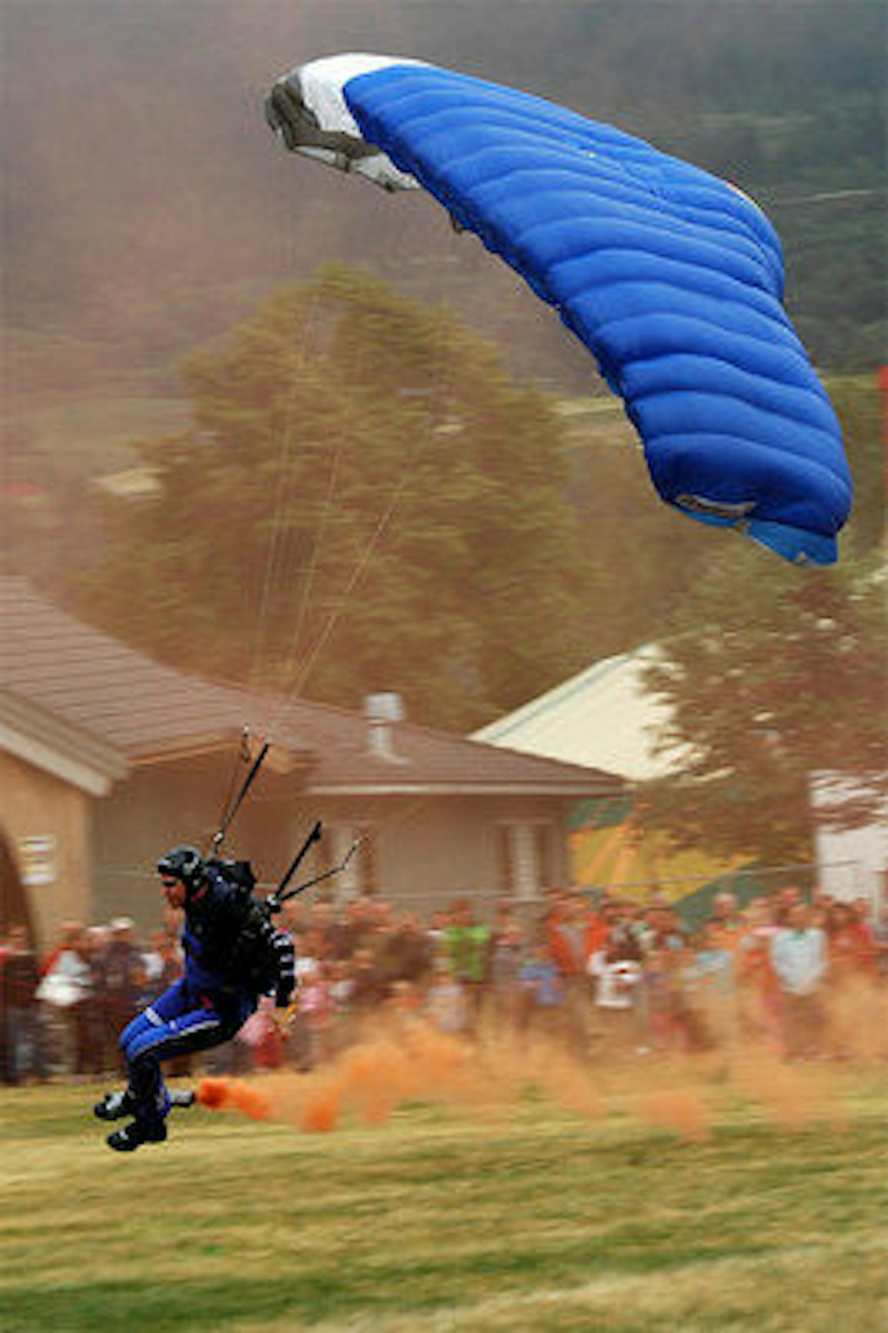 Vekos jubileumsarrangement åpnet med luftsport-oppvisning foran et par tusen tilskuere. Vekos jubileumsarrangement åpnet med luftsport-oppvisning foran et par tusen tilskuere.