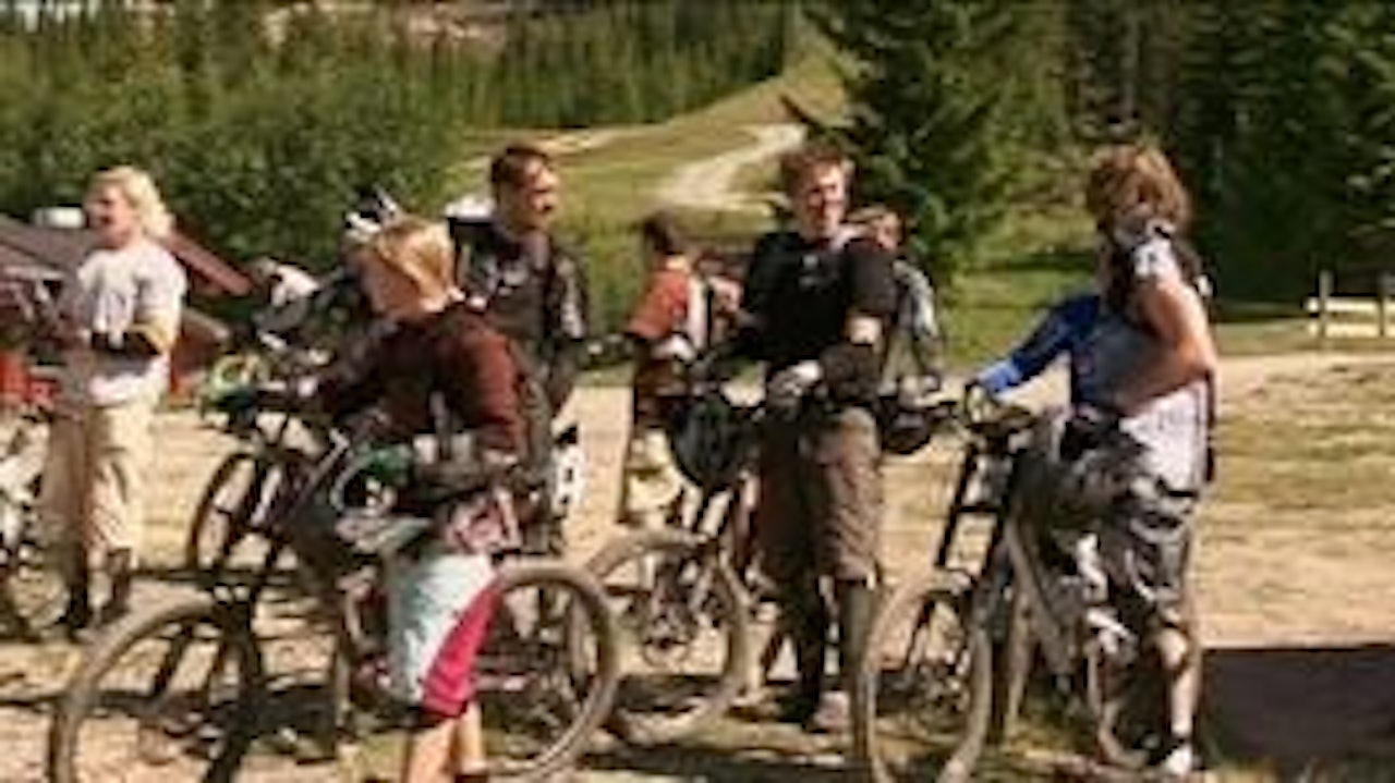 God stemning og røverhistorier i bunn av bakken. God stemning og røverhistorier i bunn av bakken.