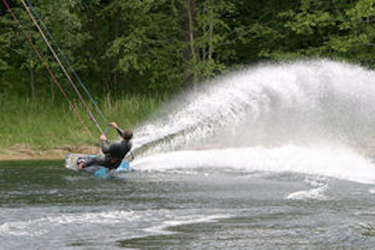 Håkon Herland koser seg på Vangsvatnet. Foto: Voss Kiteklubb. Håkon Herland koser seg på Vangsvatnet. Foto: Voss Kiteklubb.