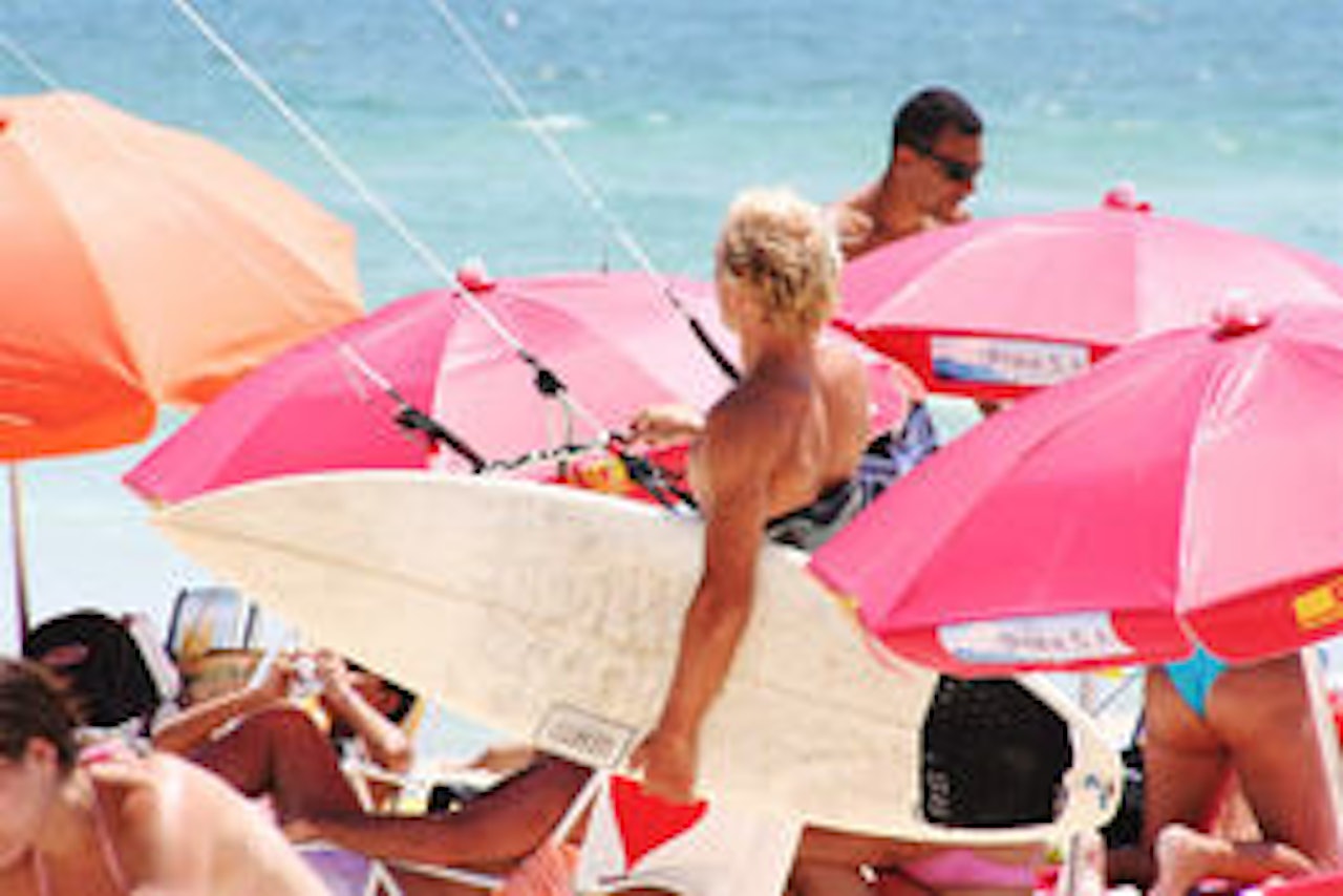 Andreas Loven kjenner hjemlengslen forsvinne mellom parasolene i Rio. Andreas Loven kjenner hjemlengslen forsvinne mellom parasolene i Rio.