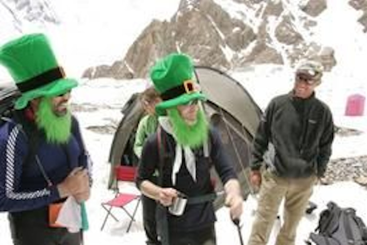 Irske klatrere utkledd som St. Patrick.