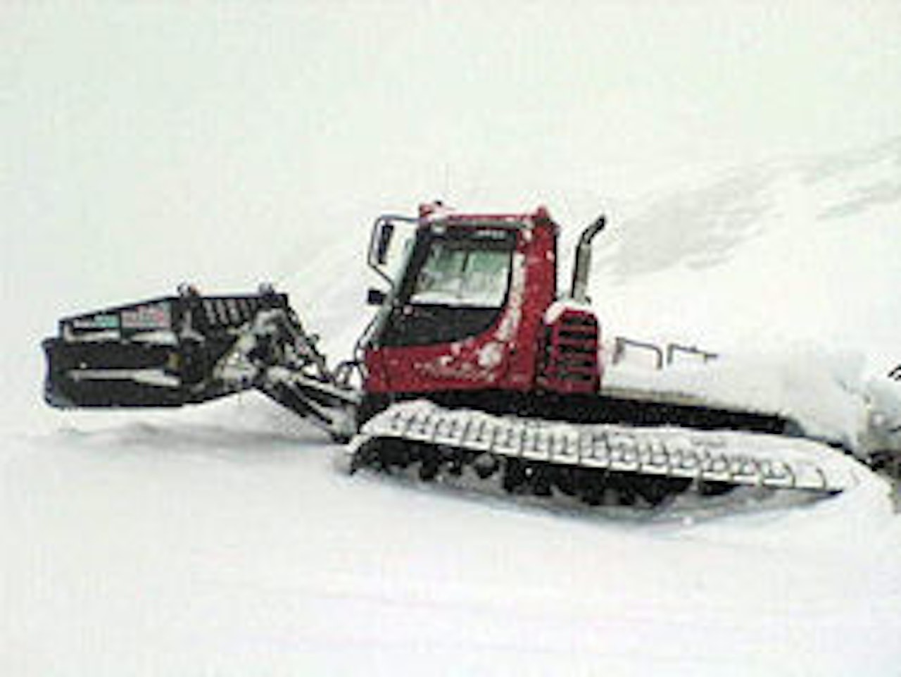 Bakkemannskapet på Stryn må preppe nysnø 13. juni. Bakkemannskapet på Stryn må preppe nysnø 13. juni.