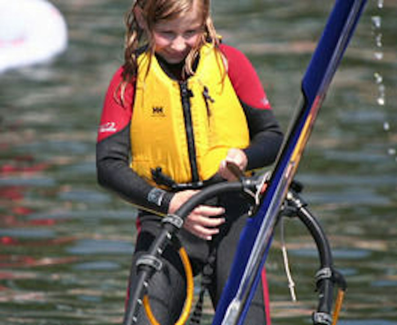 En fornøyd surfergirl fikk mestring av seil og brett i solsteika på Lysaker. En fornøyd surfergirl fikk mestring av seil og brett i solsteika på Lysaker.