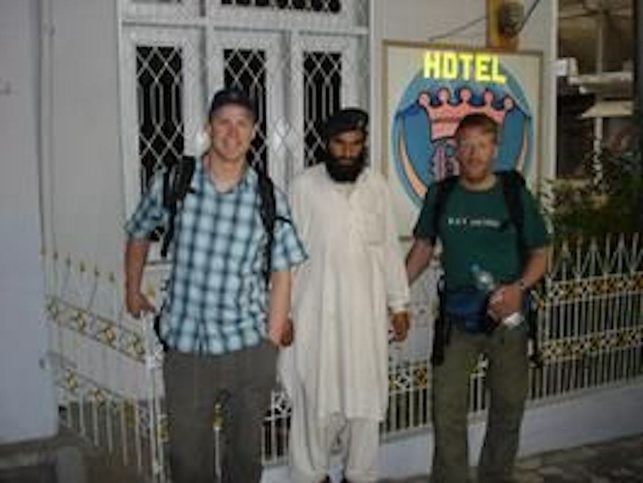 TURISTER: Fredrik Ericsson (t.v.) og Jørgen Aamot henger ut med en lokal kar i Islamabad.
