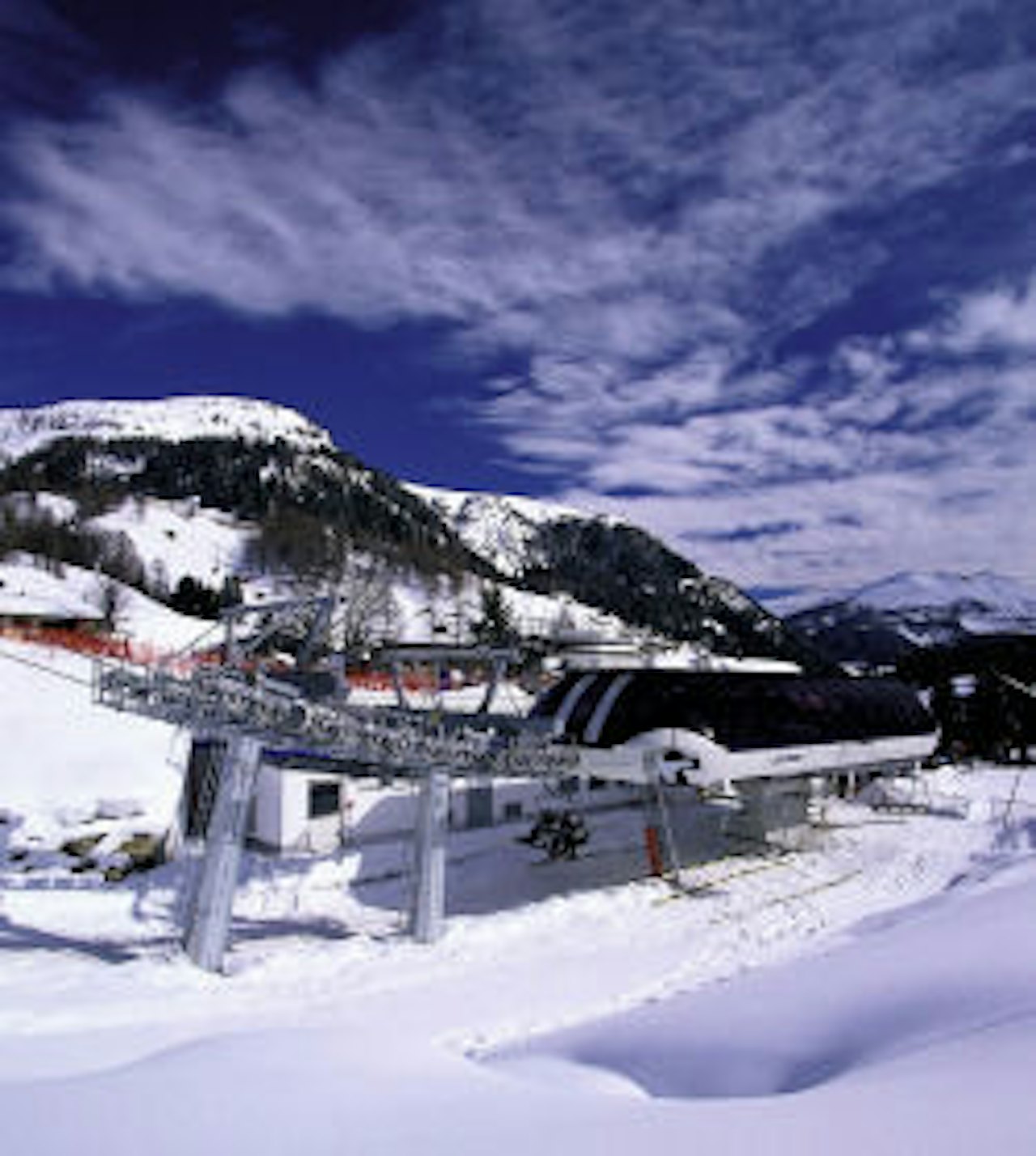 Den nye ekspressheisen Bavallen tar 2600 personer i timen og til toppen på 5 minutter. Den nye ekspressheisen Bavallen tar 2600 personer i timen og til toppen på 5 minutter.