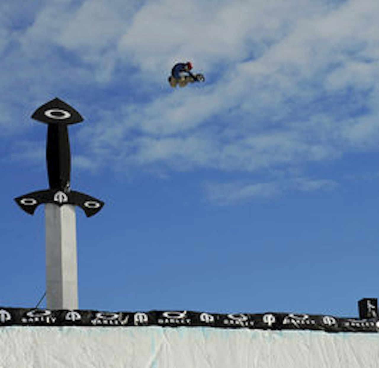 NESTEN TI: Terje når 9,8 meter over kanten av quarterpipen. Foto: Glenn Svendsen NESTEN TI: Terje når 9,8 meter over kanten av quarterpipen. Foto: Glenn Svendsen