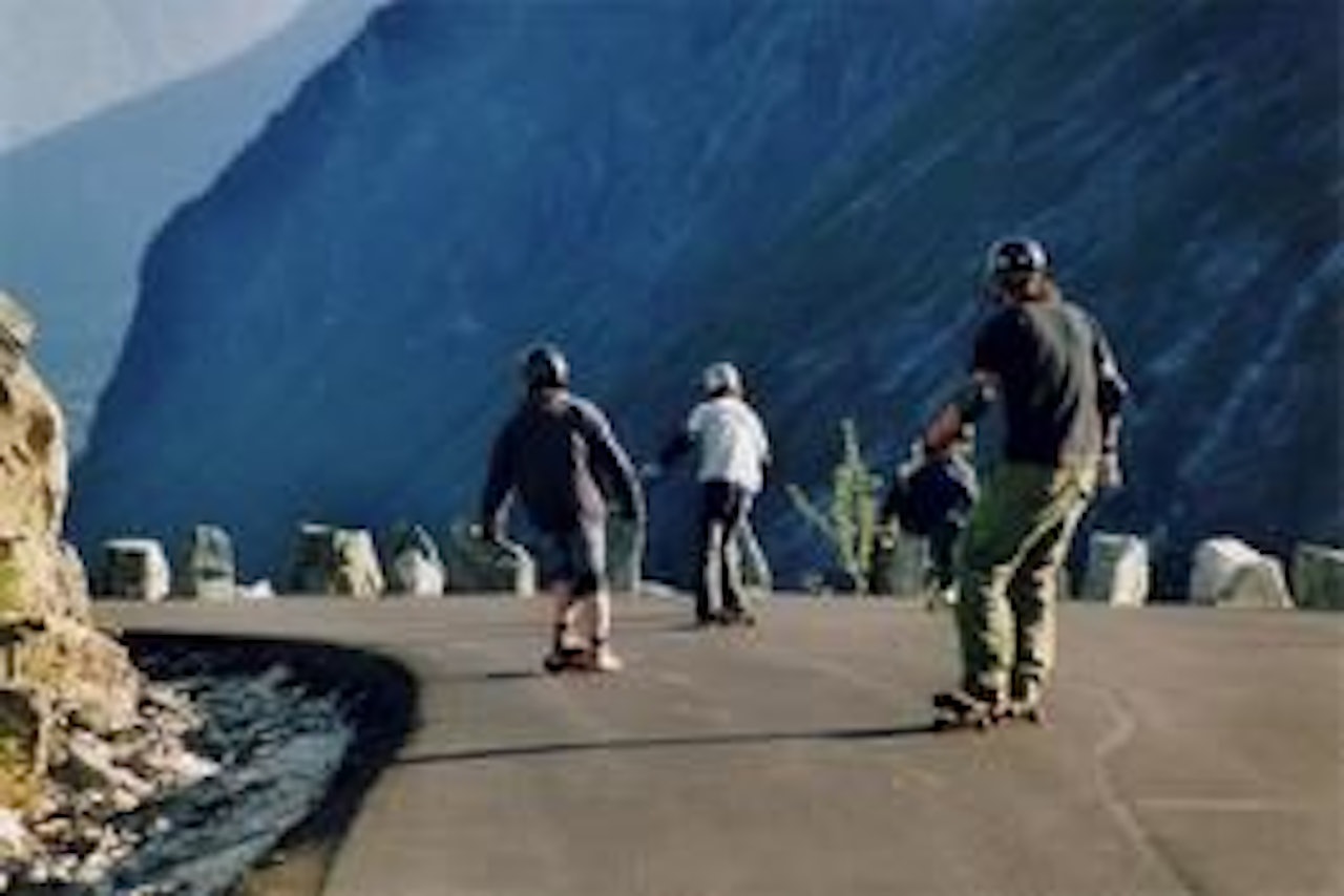 Nylagt asfalt, mektige fjell. Nylagt asfalt, mektige fjell.