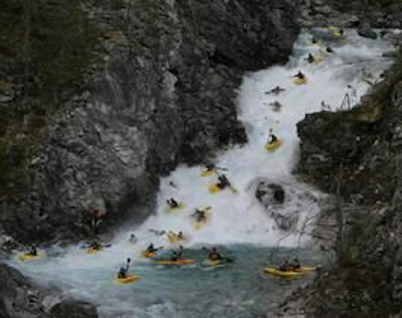 BRANDSETELVA: Padlere - Mike Abbott (NZ) venstre linje og Elizabeth Bell (GB) midt i. BRANDSETELVA: Padlere - Mike Abbott (NZ) venstre linje og Elizabeth Bell (GB) midt i.