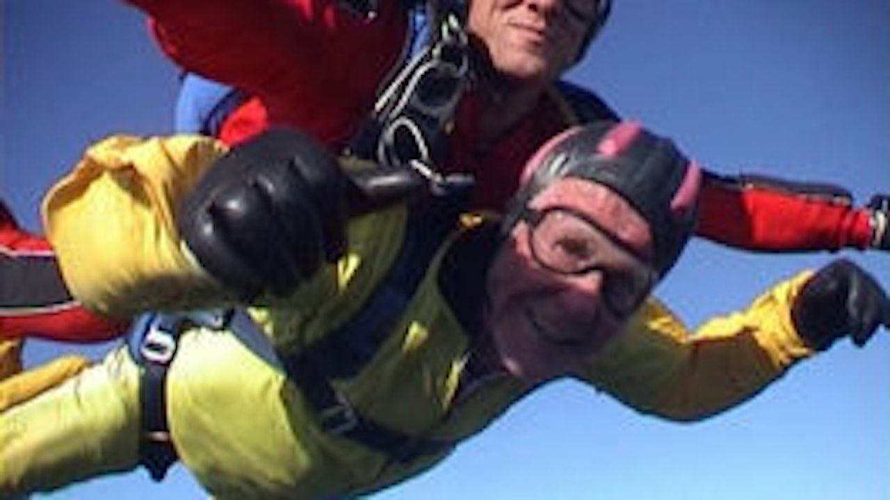 Bjarne Stavenes (88) fallskjerm for første gang i kveldens episode av Ti år med Ekstremsportveko Bjarne Stavenes (88) fallskjerm for første gang i kveldens episode av Ti år med Ekstremsportveko