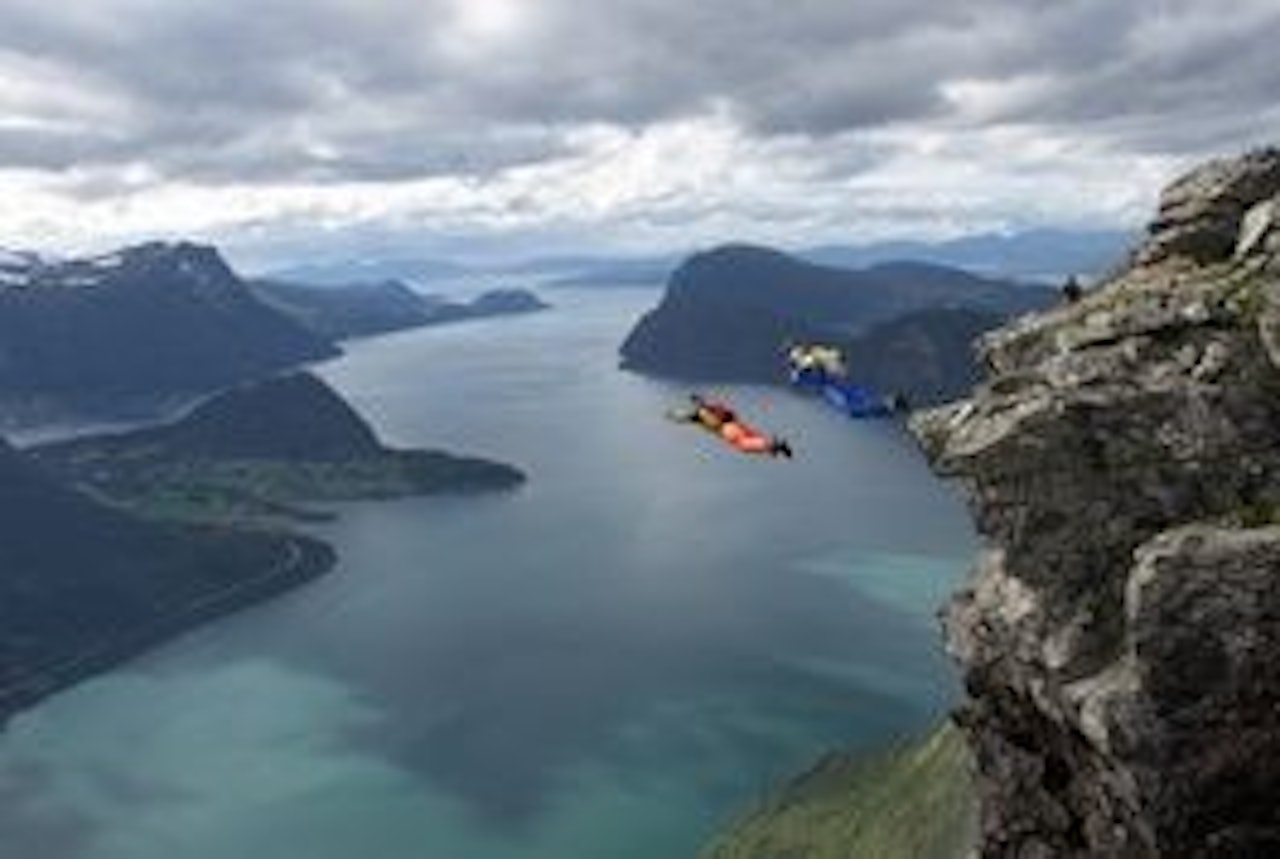 På Fjellfestivalen kan du blant annet se basehopperne på Gridsetskolten. Foto: Norsk Fjellfestival På Fjellfestivalen kan du blant annet se basehopperne på Gridsetskolten. Foto: Norsk Fjellfestival