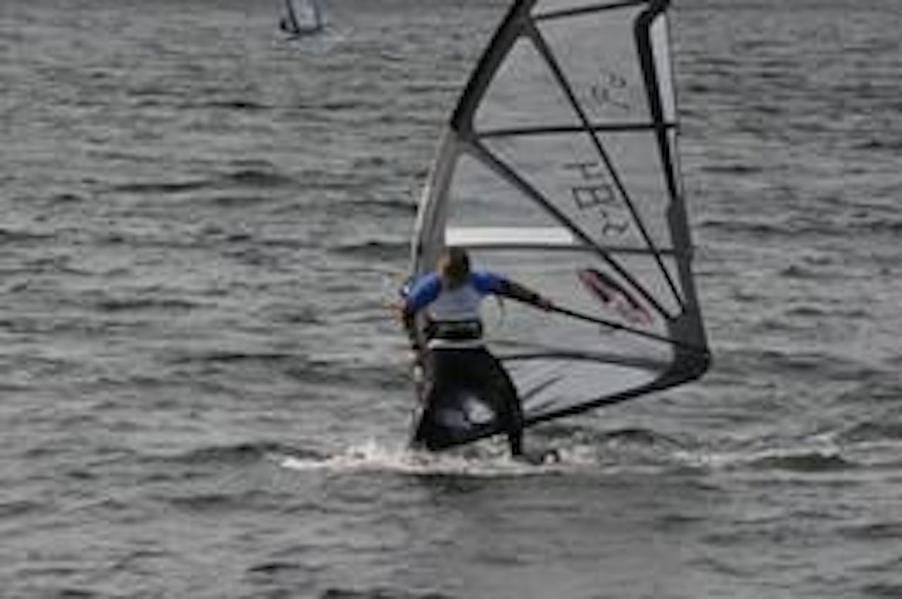 TRENING: Freestyler John Eriksson, Sverige, finpusser teknikken i lettvindsforhold. TRENING: Freestyler John Eriksson, Sverige, finpusser teknikken i lettvindsforhold.