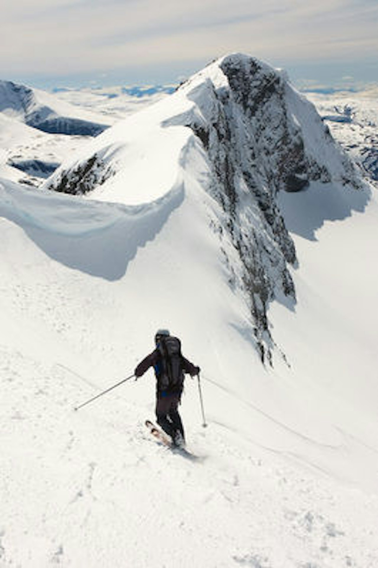 Lars Krogsveen på tur ned med Steindalsryggen foran. Foto: Bjørn Jarle Kvande Lars Krogsveen på tur ned med Steindalsryggen foran. Foto: Bjørn Jarle Kvande