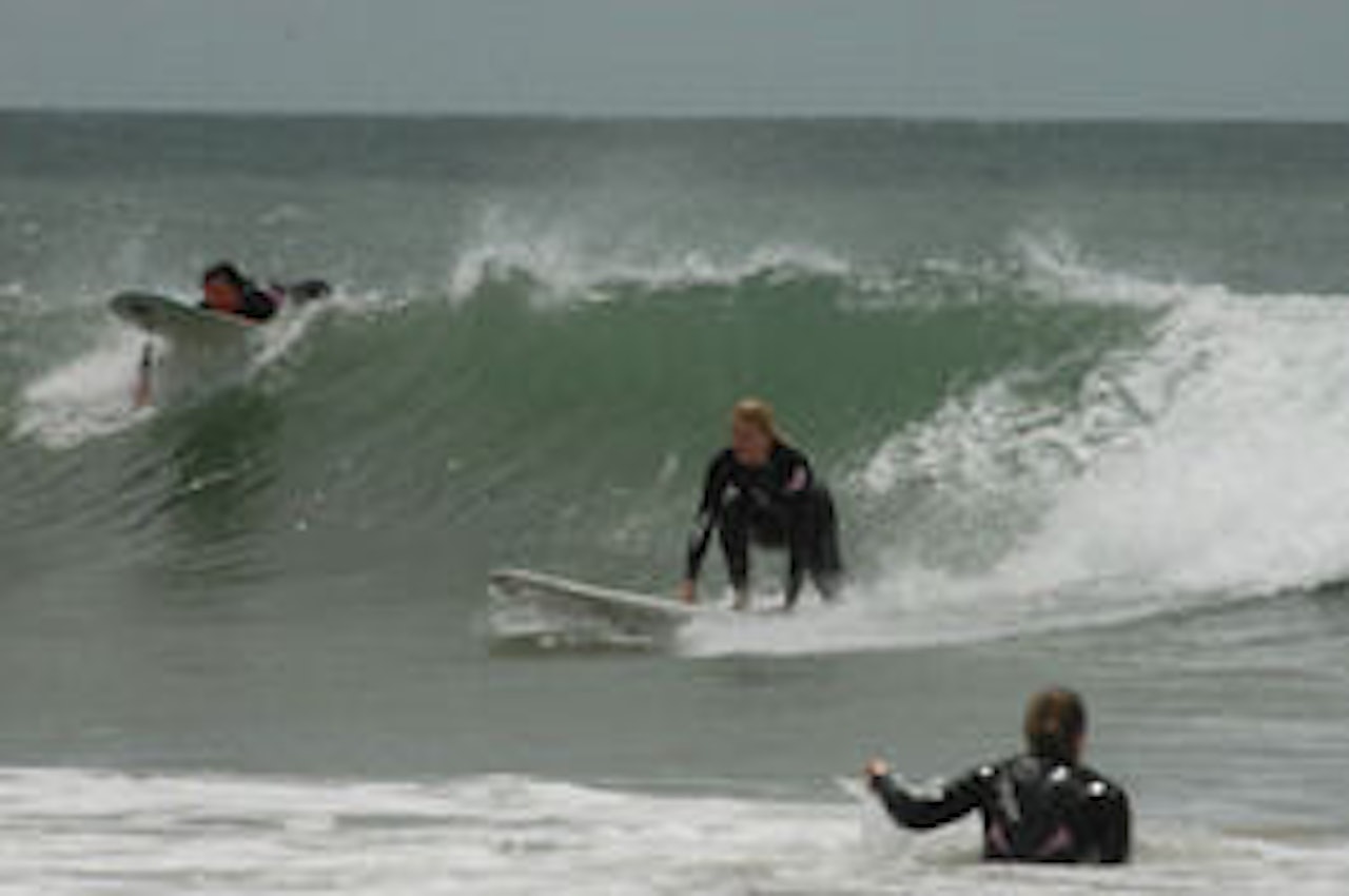Jentene på campen er allerede godt i gang med surfingen. Jentene på campen er allerede godt i gang med surfingen.