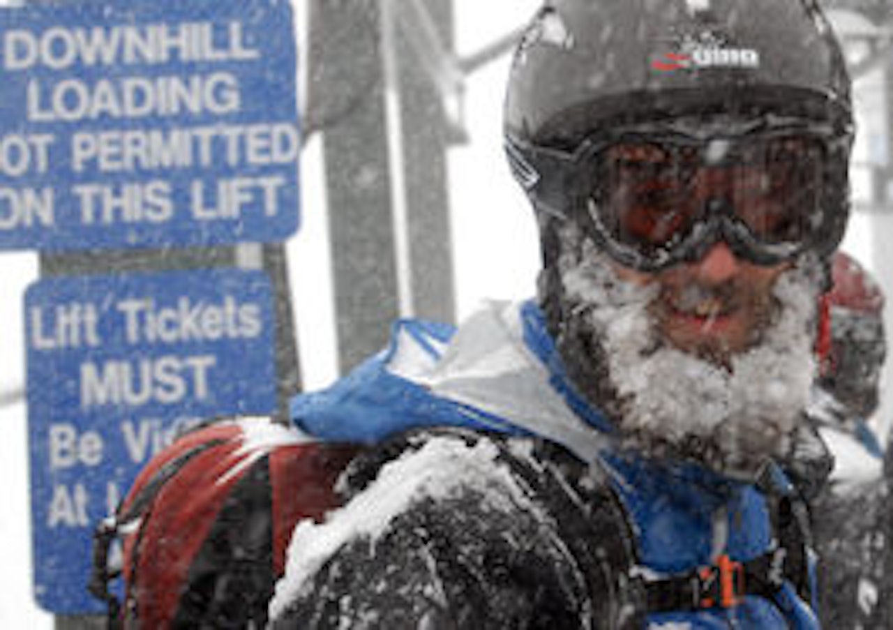 FORNØYD: En pudderjeger fra Nelson, BC har sørget for å ta tirsdagen fri. FORNØYD: En pudderjeger fra Nelson, BC har sørget for å ta tirsdagen fri.